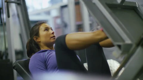 Attractive female using a leg press machine Video stock 47998675