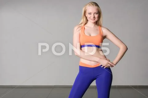 Attractive fitness woman, trained female body, lifestyle portrait, Stock Photos