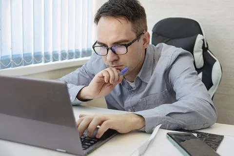 Attractive focused professional guy coding programming supporting website r.. Stock-Fotos