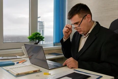 Attractive focused professional guy coding programming supporting website r.. Stock-Fotos