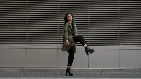 Attractive girl with blue dreadlocks dancing on the street, shaking dreadlocks Stock-Footage 130119356