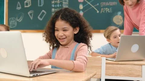 Attractive girl coding prompt while looking at camera at STEM class. Pedagogy. Foto stock