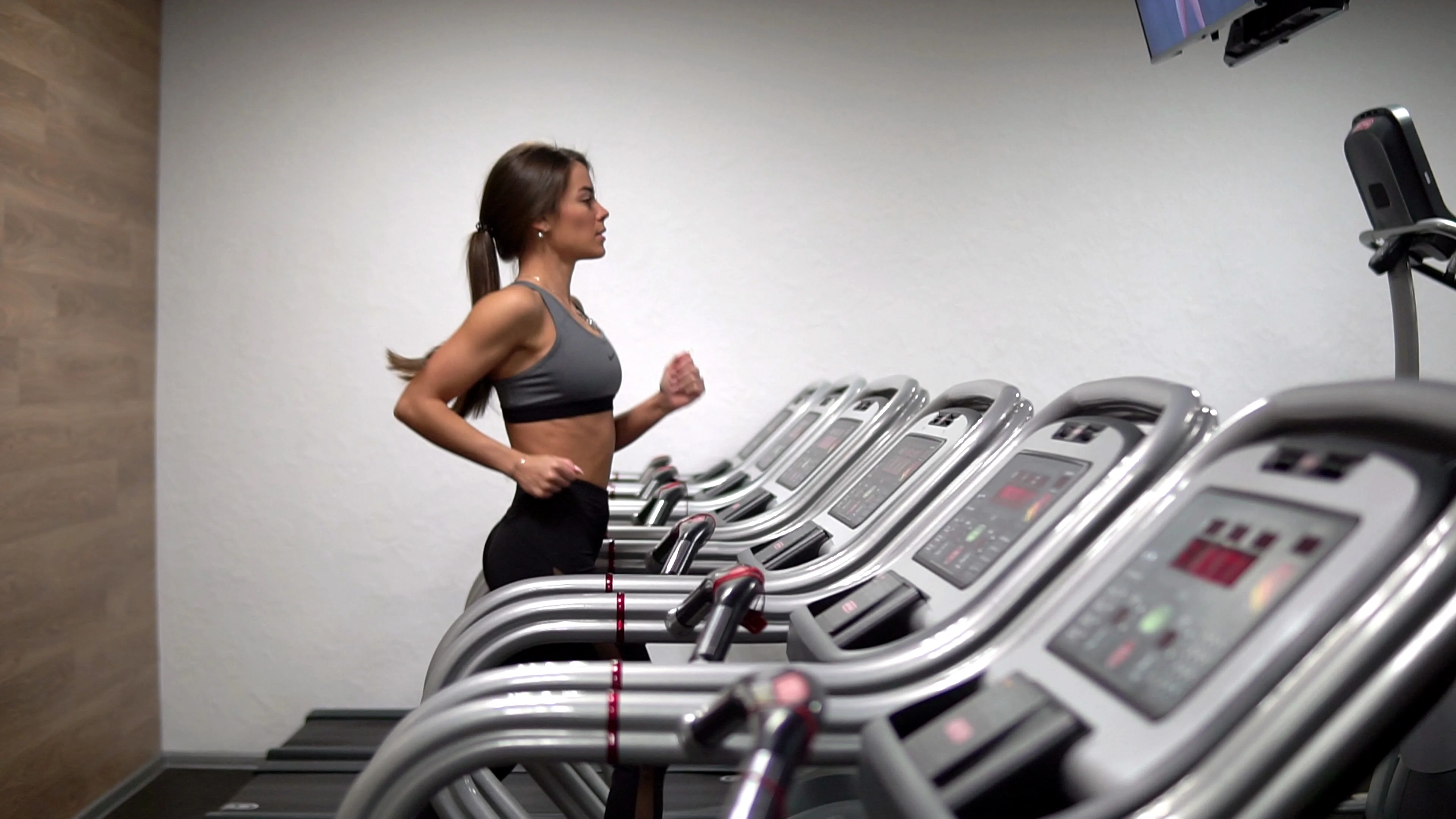 shuttle Miljøvenlig foran Attractive girl running on the treadmill... | Stock Video | Pond5