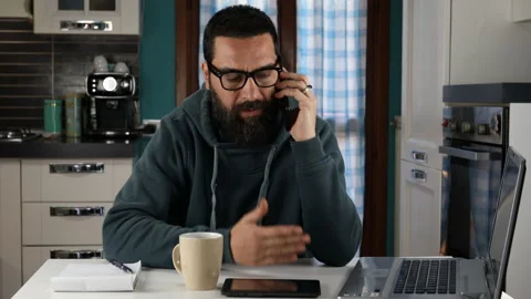 Attractive guy explain something while speaking on his phone Video stock 152420992