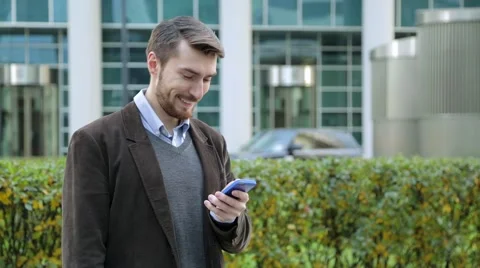 Attractive man using app on smartphone, smiling Vidéo 68398388