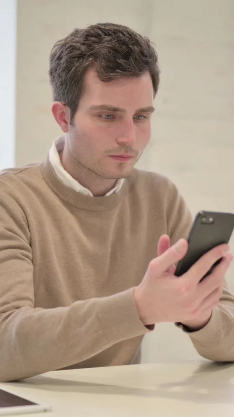 Attractive Man using Smartphone in Office, Vertical Video Vidéo 337351373