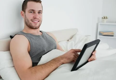 Attractive man using a tablet computer Stockfoto's