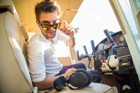 Attractive pilot sitting in the plane Foto stock