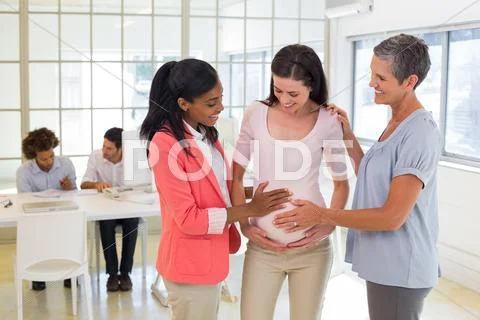 Attractive pregnant businesswoman at work Stock-Fotos