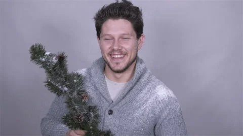 Attractive winter man smiling in front of camera. Vidéo 44668483