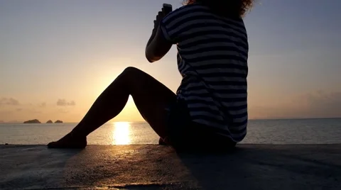 Attractive Woman Silhouette Using Smart Phone at Sunset Vidéo 49203603
