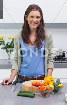 Attractive woman standing in her kitchen Stock-Fotos