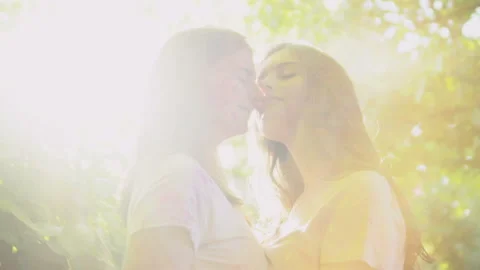 Суда жыныстық қатынасқа түскен еркек пен әйелдің видеосы