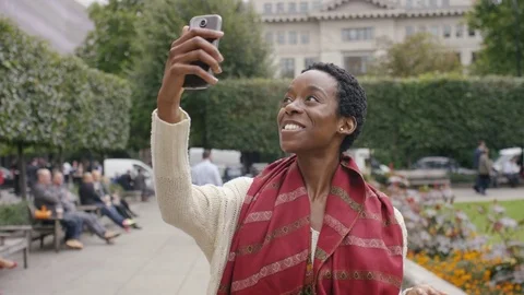 Attractive young black woman using her phone to record herself for social media Vidéo gratuite 80330093