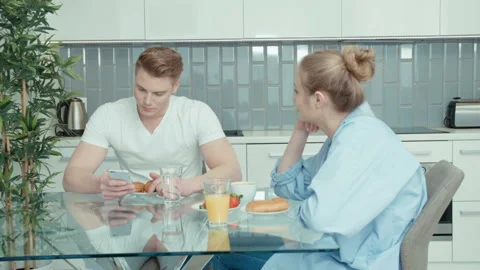 Attractive young couple arguing in the kitchen. Stockbeeldmateriaal 86715939