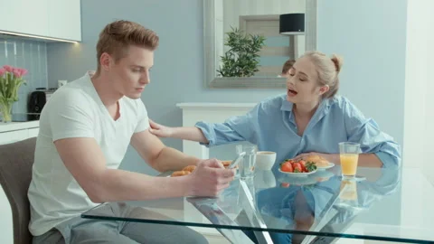 Attractive young couple arguing in the kitchen. 動画素材 86716011