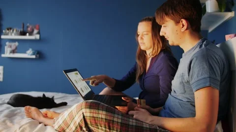 Attractive young couple with computer shopping with credit card on the internet Stock-Footage 59828189