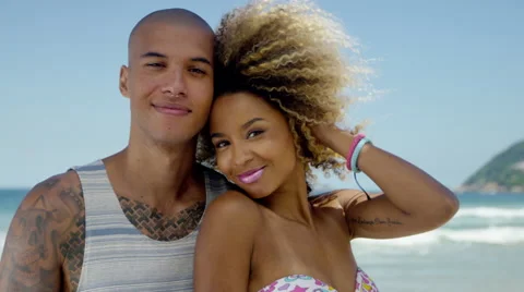 Attractive young couple posing on beach 库存影片 49610538