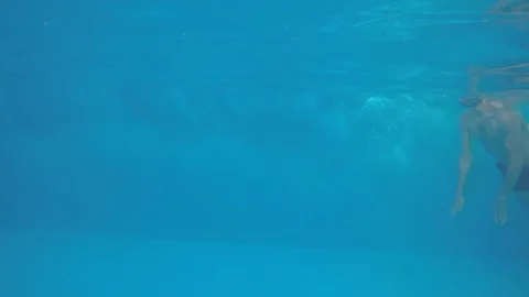 Attractive young man playing in a pool in summer Vidéo 106309864