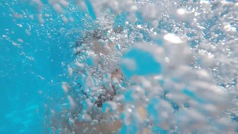 Attractive young man playing in a pool in summer Vidéo 106310080