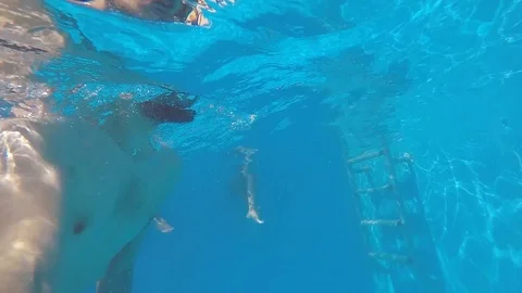 Attractive young man playing in a pool in summer Vidéo 106310116