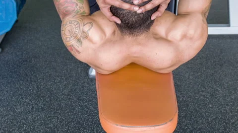 Attractive young man is training his body Vídeos de archivo 51332093