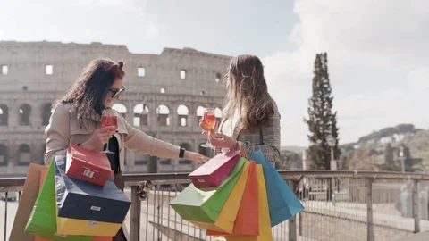 Attractive young models spinning around in the city centre of Rome on Coliseum Video stock 117913440