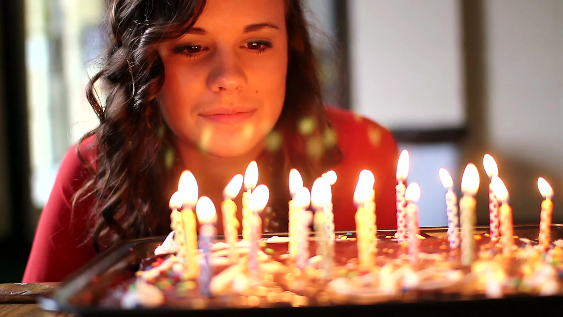 Днем рождения заранее. Задувание свечей на торте. Левушка с тортом и свечкаии. Девушка и торт со свечами. Задувает свечи на торте.