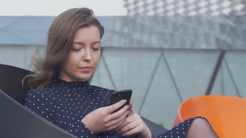Attractive young worker making a phone call while relaxing in the green area Stock-Footage 133096050