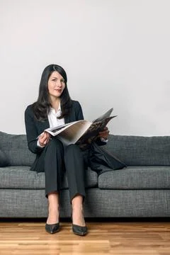Attraktive Geschäftsfrau liest eine Zeitung Attractive businesswoman in a .. Stock Photos