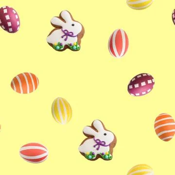 Attributes of the chrestian Easter holiday on a yellow background: multicolor 스톡 사진
