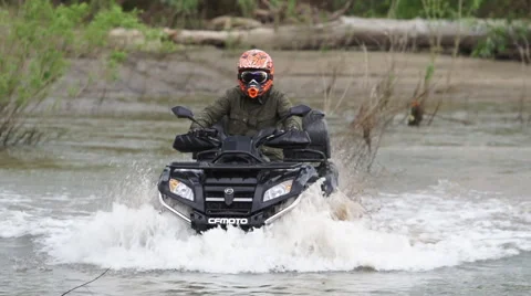 ATV leaves the river Vídeo Stock 40544586