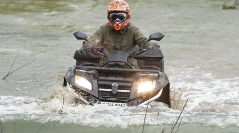 ATV leaves the river Vídeos de archivo 40545109