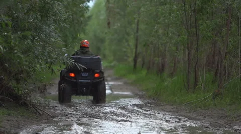 ATV on muddy road Vídeos de archivo 40544644