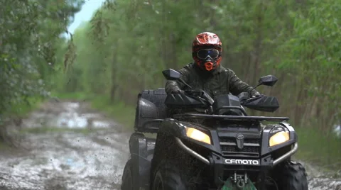 ATV on muddy road Vídeo Stock 40544999