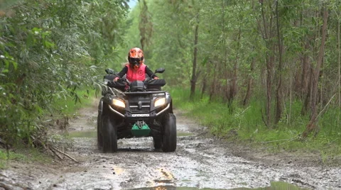 ATV on muddy road Vídeo Stock 40545062