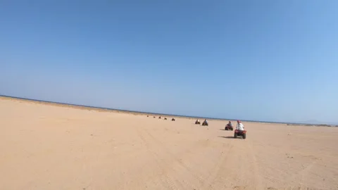ATV riding in the desert 库存影片 334783676