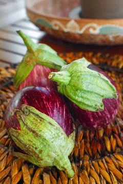 Aubergine on wicker Foto stock