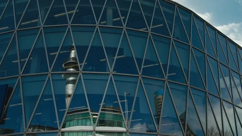 Auckland Sky Tower reflecting in angular glass building. Vídeos de archivo 90342118