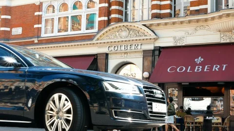 Audi A8 Passing on Sloane Square 스톡 동영상 109182353