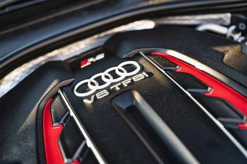 Audi v8 tfsi rs engine showing power and engineering 库存照片