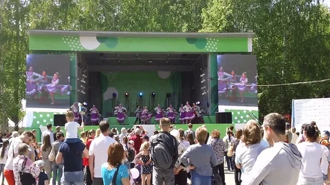 The audience applauds the dancers 動画素材 109046682