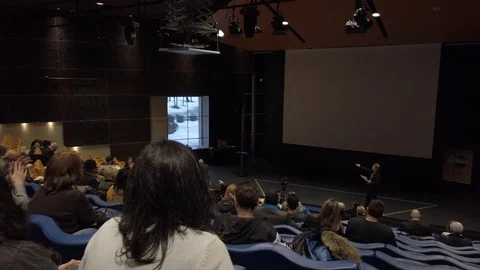 Audience clapping at a Toasmasters speaking contest in Montreal, Canada Vidéo 107939245