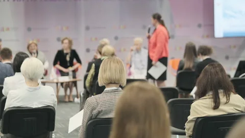Audience listens to the lecturer Video stock 147144089