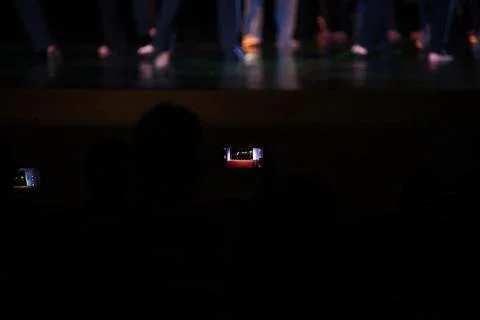 Audience Recording Dance Performance on Smartphone Foto stock