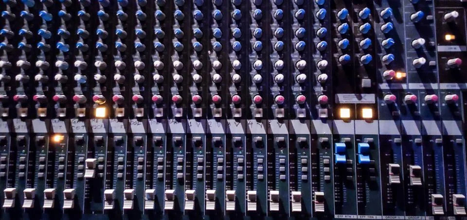 Audio Console.Amplifying Equipment That Adjusts Studio Audio Mixer Knobs Stockfoto's