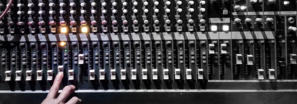 Audio Console.Amplifying Equipment That Adjusts Studio Audio Mixer Knobs Stockfoto's