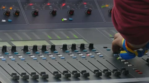 Audio control engineer Vídeos de archivo 65374266