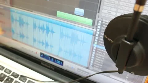 Audio editing software with headphones Stockbeeldmateriaal 11261511