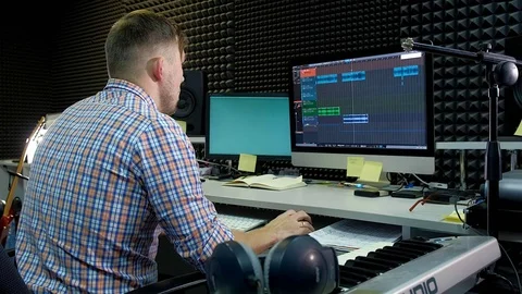 The audio editor is working on the audio track in the studio sound Vídeos de archivo 83168312